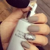 бежово кафяв маникюр