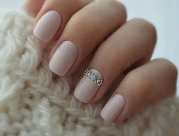 бежов маникюр