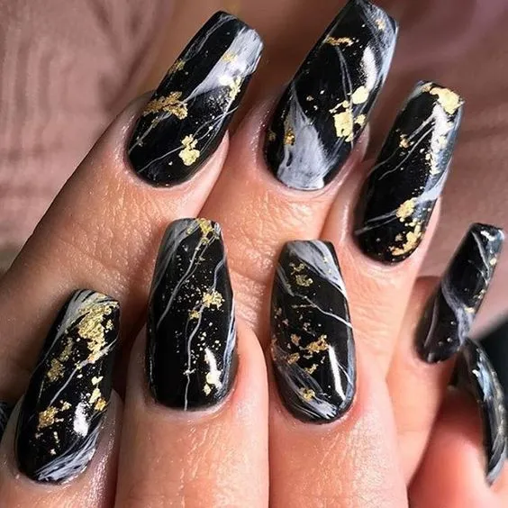 красив черен маникюр