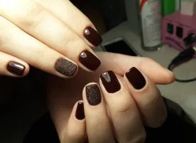 бежово кафяв маникюр