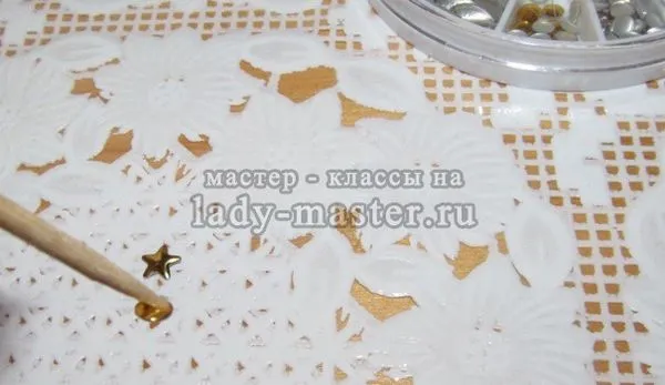 красив маникюр под черна рокля