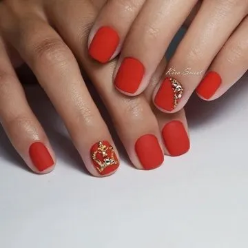 червен и бял маникюр