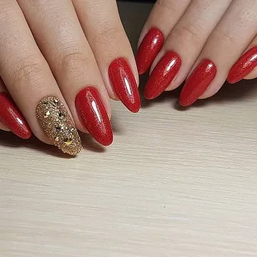 червен маникюр