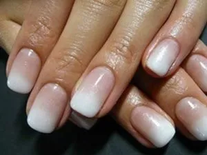 бежов маникюр с кристали