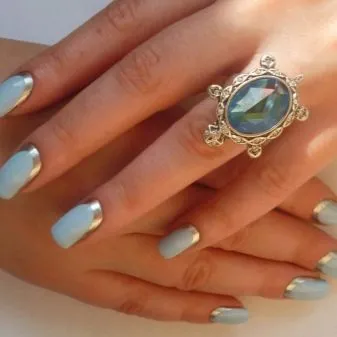бежов маникюр