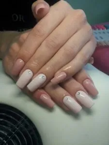 бежов маникюр