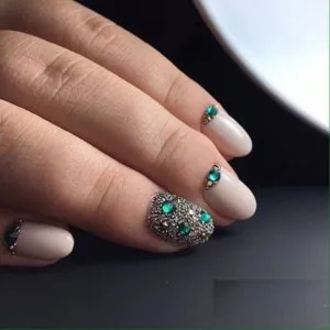 бежов маникюр