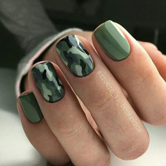 зелен маникюр
