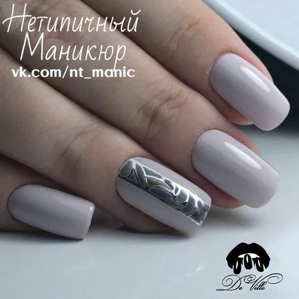 бежов маникюр с бяло