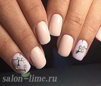 бежов маникюр