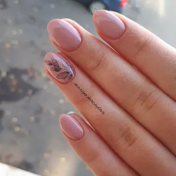 Nude върху ноктите