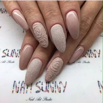 бежов маникюр
