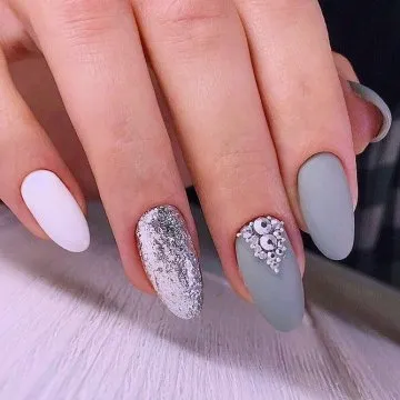 сив маникюр с розово