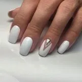 бежов маникюр