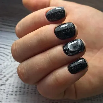 маникюр в тъмни цветове