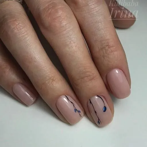 бежов маникюр