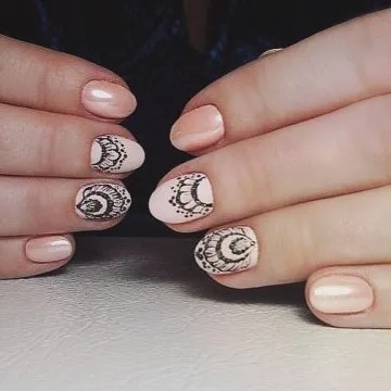 монограми върху ноктите