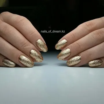 маникюр със златен лак