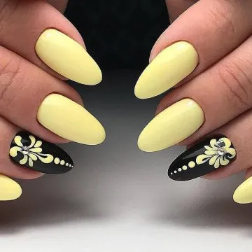 красив жълт маникюр