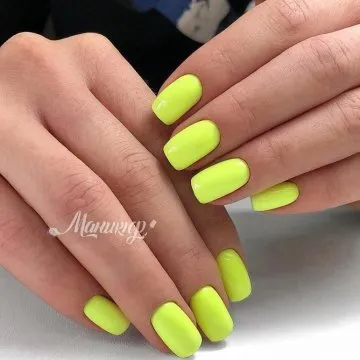 красив жълт маникюр