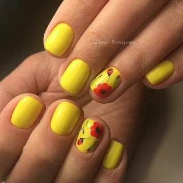красив жълт маникюр