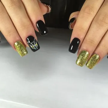 маникюр със златен лак