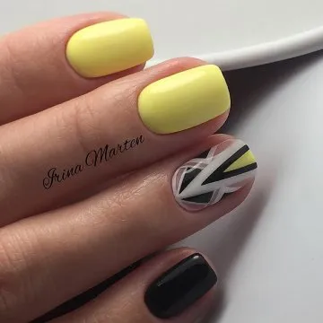 красив жълт маникюр