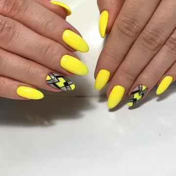 красив жълт маникюр