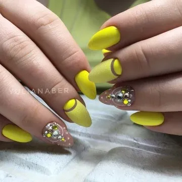 красив жълт маникюр