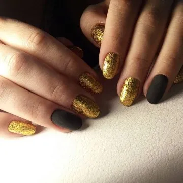 маникюр със златен лак
