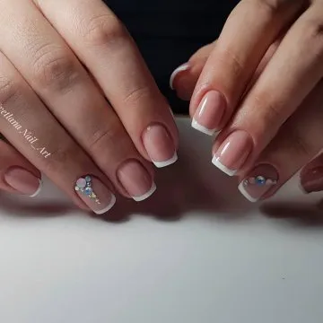 бял френски маникюр