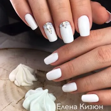 бял маникюр 2020
