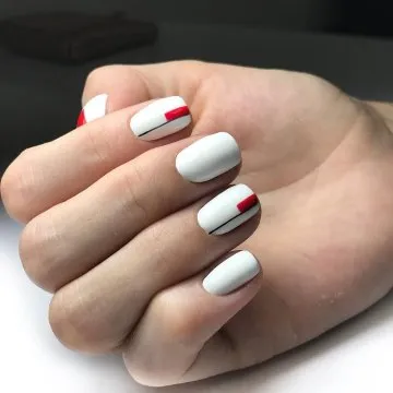 бял дизайн на ноктите