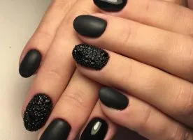 бял маникюр
