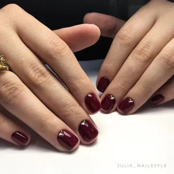 Марсала цветен маникюр снимка 2019
