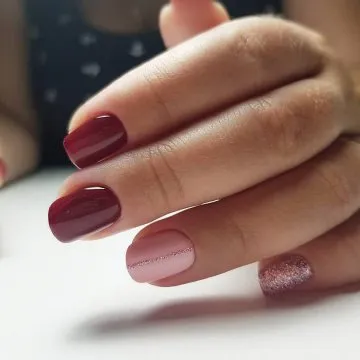 бордо лак за нокти