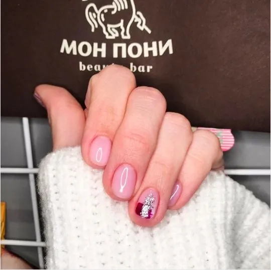 бял маникюр