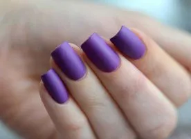 лилав маникюр