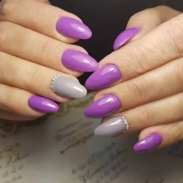 лилав маникюр
