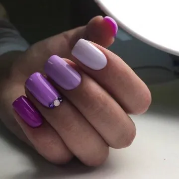 лилав маникюр