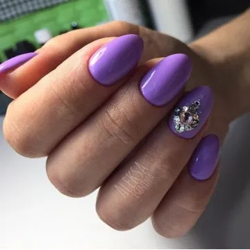 лилав маникюр