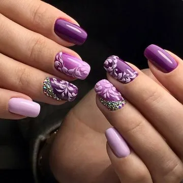 лилав маникюр