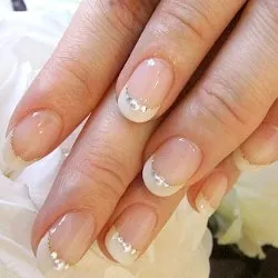 маникюр с кристали за къси нокти