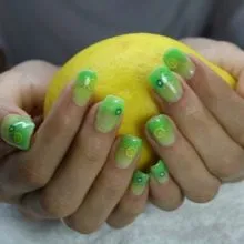 жълт маникюр