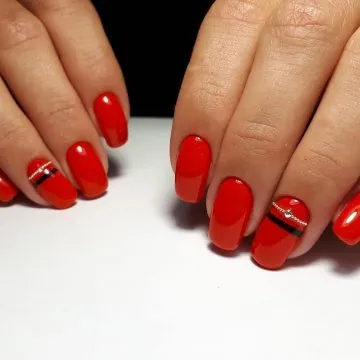 червени нокти