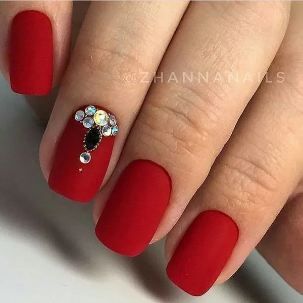 бял розов маникюр