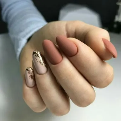 бял маникюр