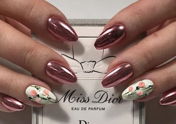 син и бял маникюр