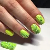 жълт маникюр