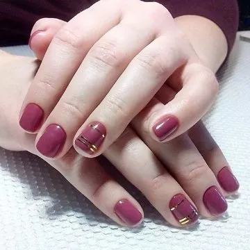 лента на ноктите снимка